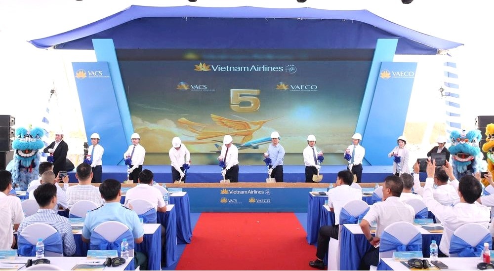 Các đại biểu thực hiện nghi thức khởi công. Ảnh VNA
