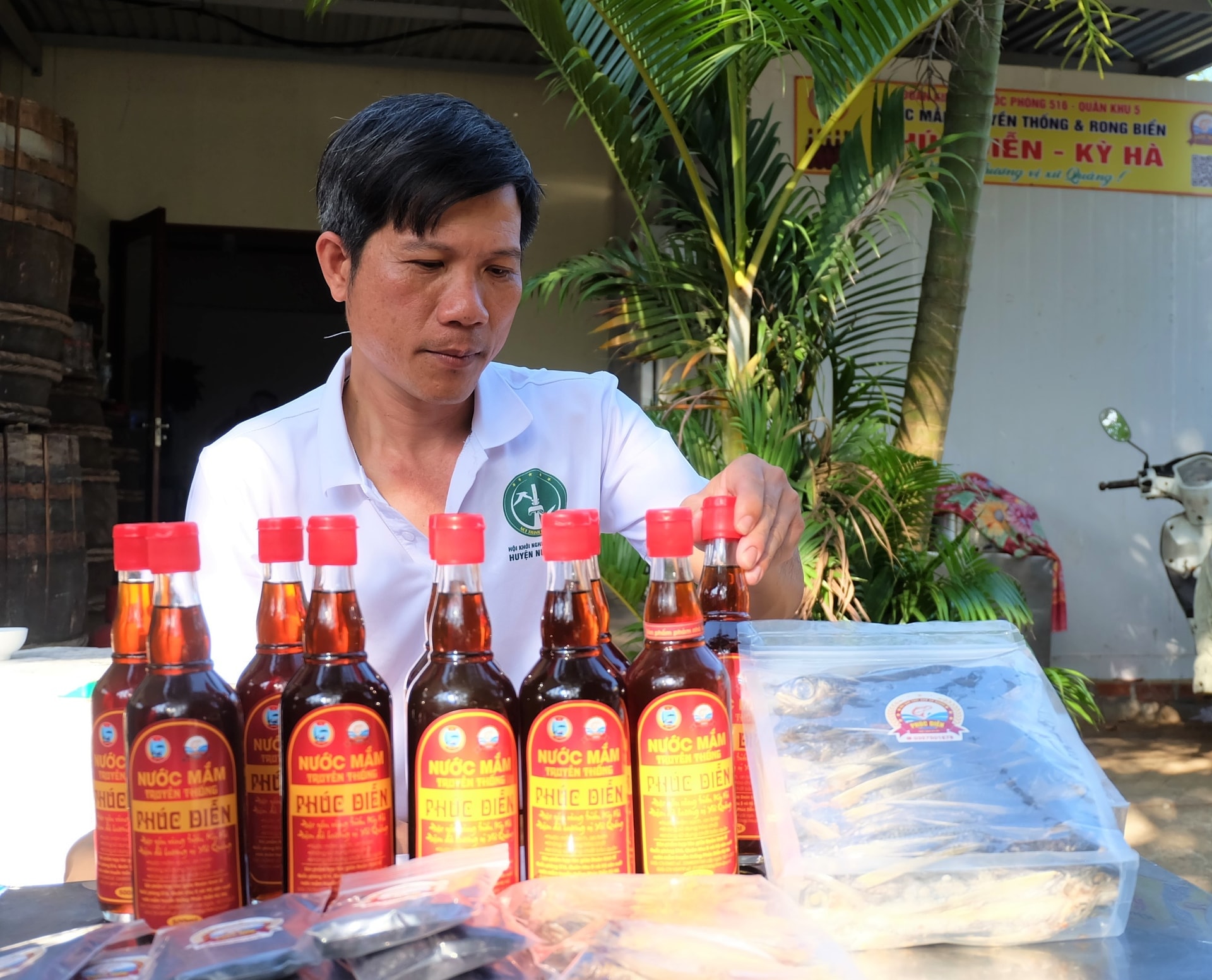 Nước mắm truyền thống và các đặc sản từ rong biển, cá của cơ sở sản xuất nước mắm truyền thống và rong biển Phúc Diễn - Kỳ Hà