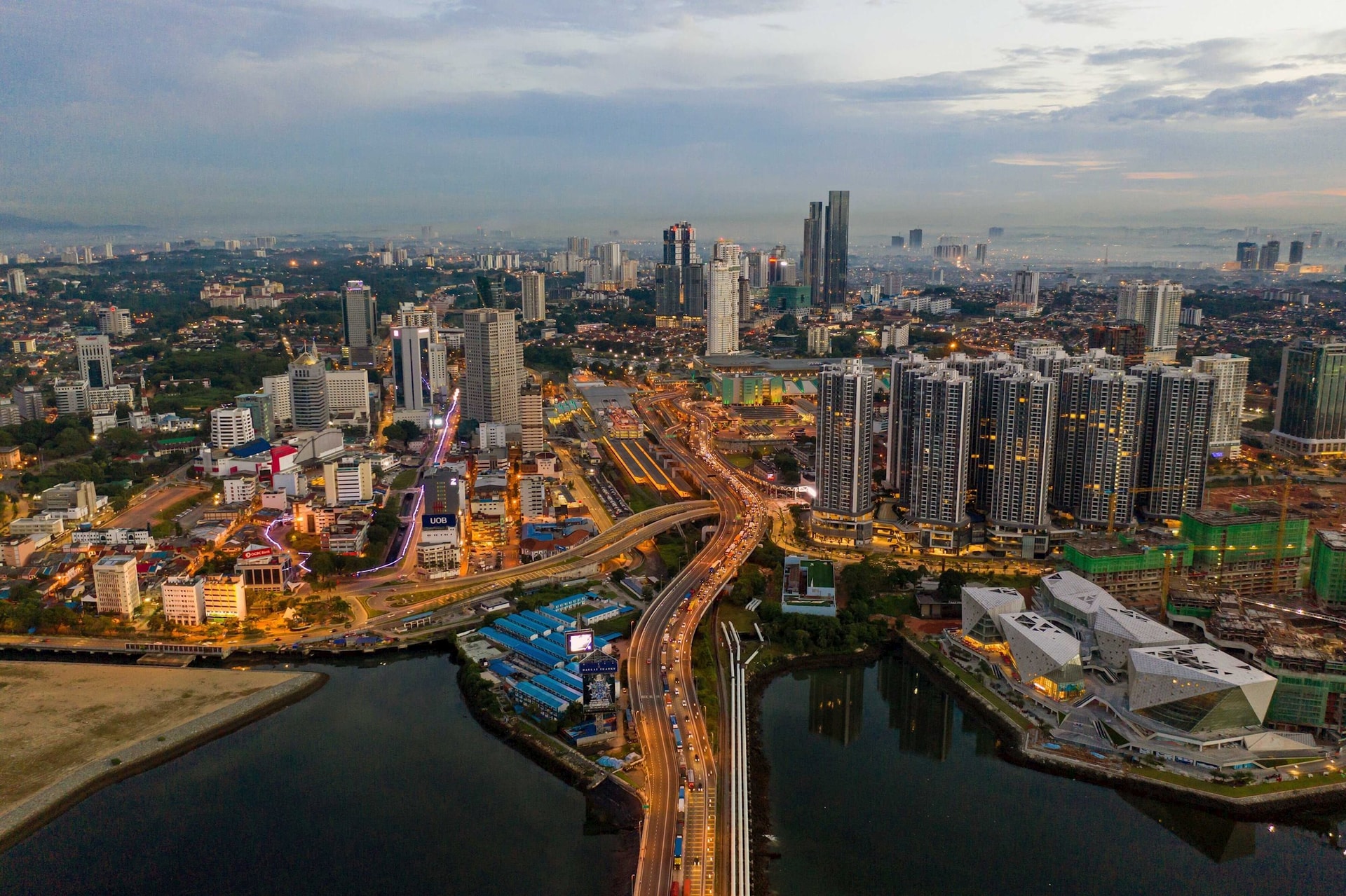 Trung Quốc huấn luyện AI ở Malaysia
