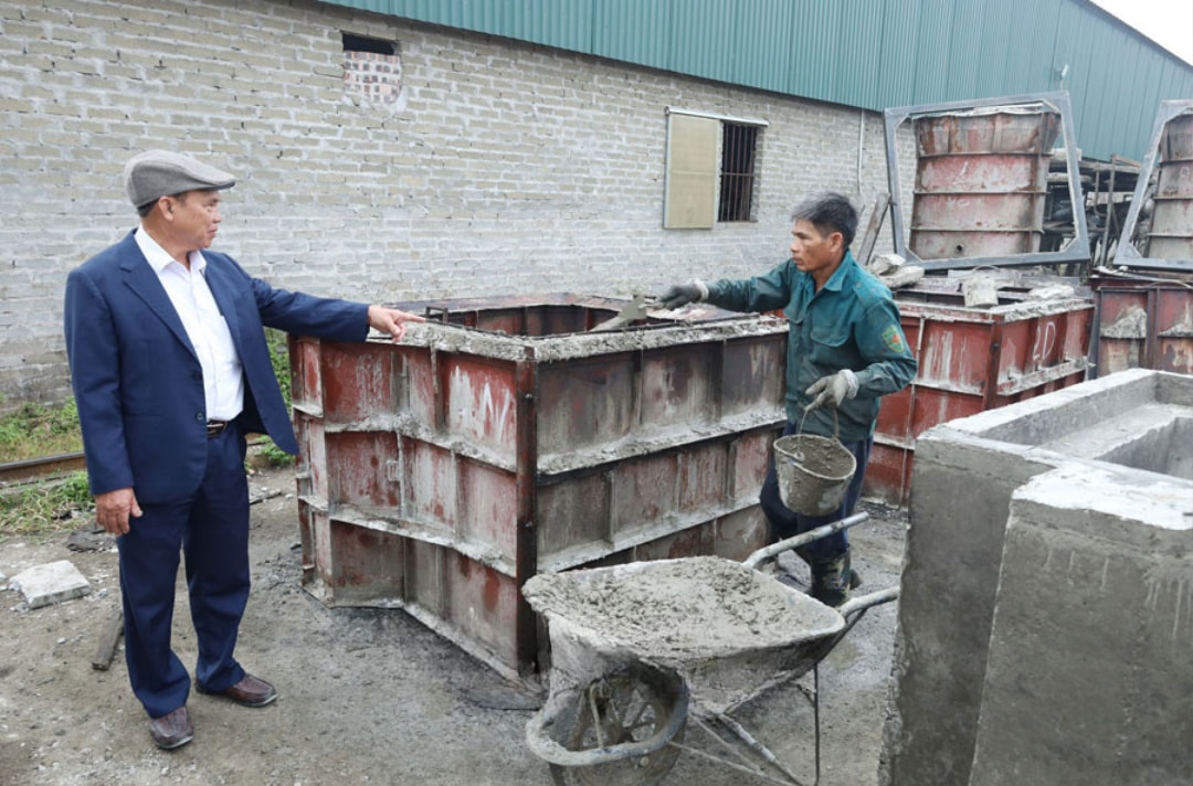 Ông Nguyễn Xuân Vĩnh kiểm tra sản xuất tại Công ty TNHH bê tông Hoàng Hà