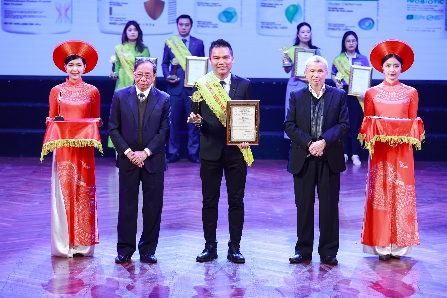 Herbalife Việt Nam nhận giải thưởng Sản phẩm vàng vì sức khỏe cộng đồng từ HHTPCN Việt Nam lần thứ 10 liên tiếp.