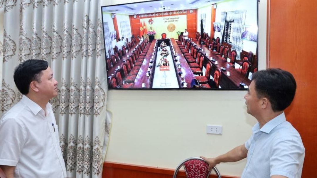 Lãnh đạo UBND thị xã Nghi Sơn kiểm tra chất lượng đường truyền tại phòng họp trực tuyến trụ sở UBND Phường Tĩnh Gia