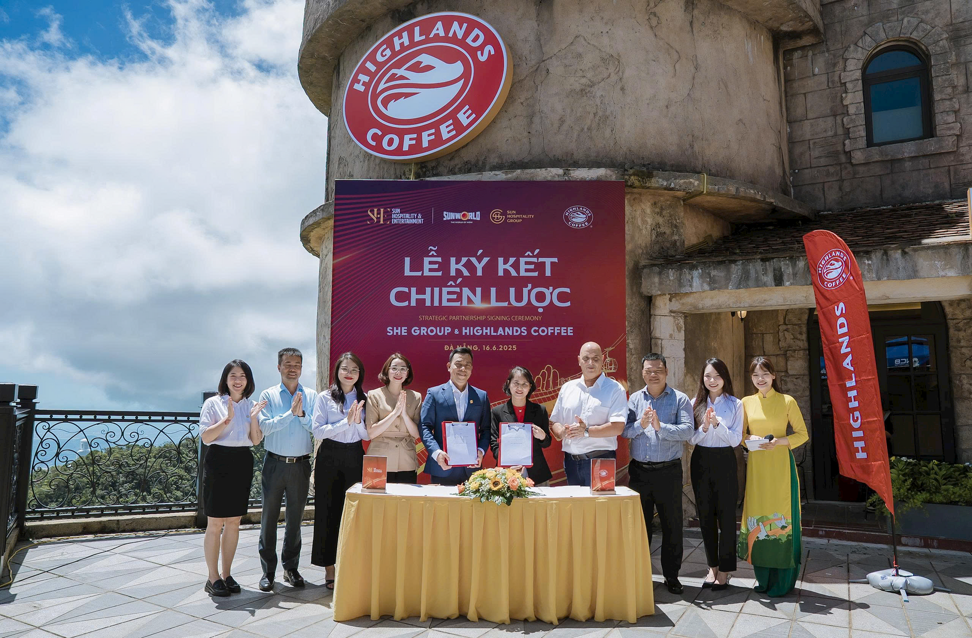SHE ký kết hợp tác chiến lược với Highlands Coffee.JPG