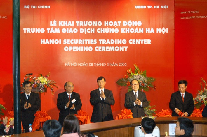 Từ năm 2005 HNX đã bắt đầu tổ chức các phiên đấu giá cổ phần hóa DNNN