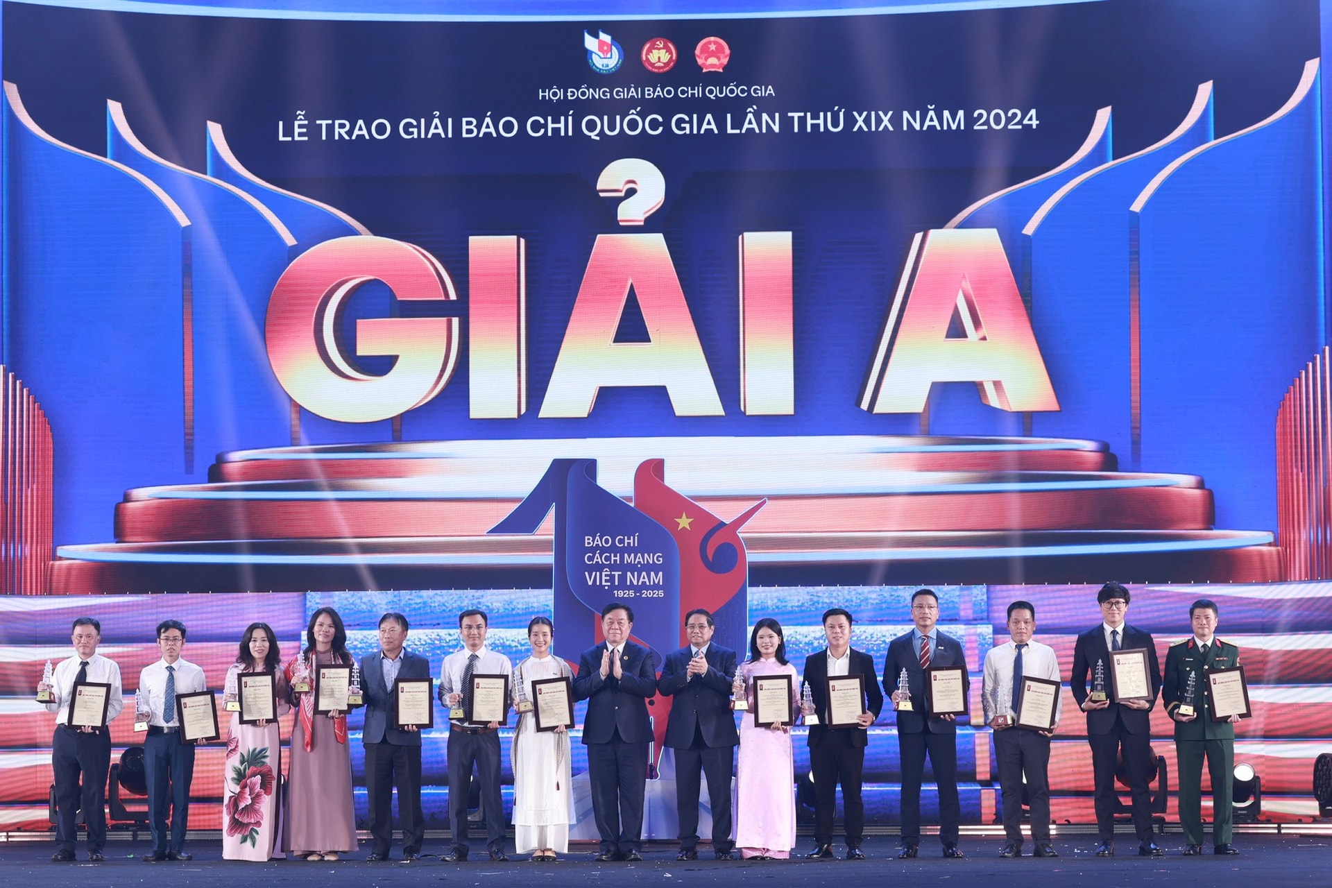Thủ tướng: Đảng, Nhà nước và Nhân dân đặt niềm tin, hy vọng vào Báo chí Cách mạng với 'thép trong bút, lửa trong tim'- Ảnh 5. Thủ tướng: Đảng, Nhà nước và Nhân dân đặt niềm tin, hy vọng vào Báo chí Cách mạng với 'thép trong bút, lửa trong tim'- Ảnh 5.