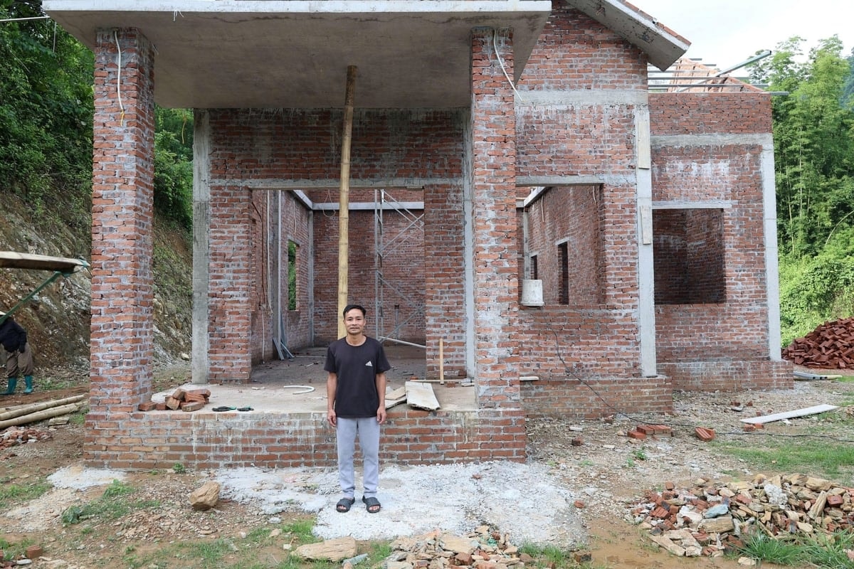 Anh Vi Văn Hậu bên ngôi nhà đang xây dựng
