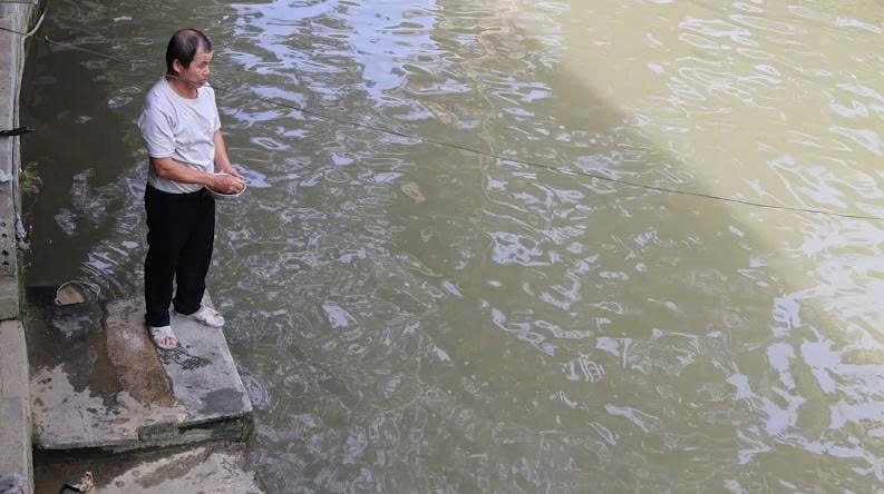 Ông Hà Văn Khường làm giàu từ mô hình nuôi cá dầm xanh giống