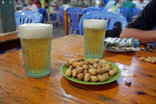 Lạc luộc lạc rang trên bàn nhậu