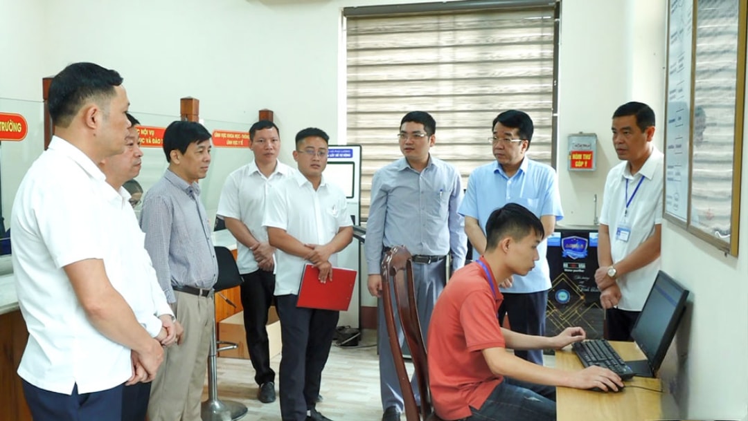 Đồng chí Phó Chủ tịch Thường trực UBND tỉnh Nguyễn Thanh Bình kiểm tra công tác chuẩn bị đưa vào vận hành bộ máy chính quyền xã Phú Lương mới