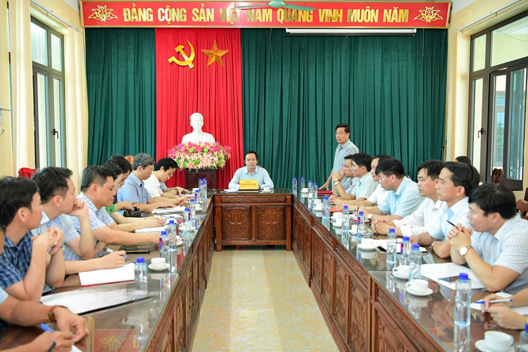 Quang cảnh buổi làm việc của đoàn tại xã Khánh Nhạc, huyện Yên Khánh (1)