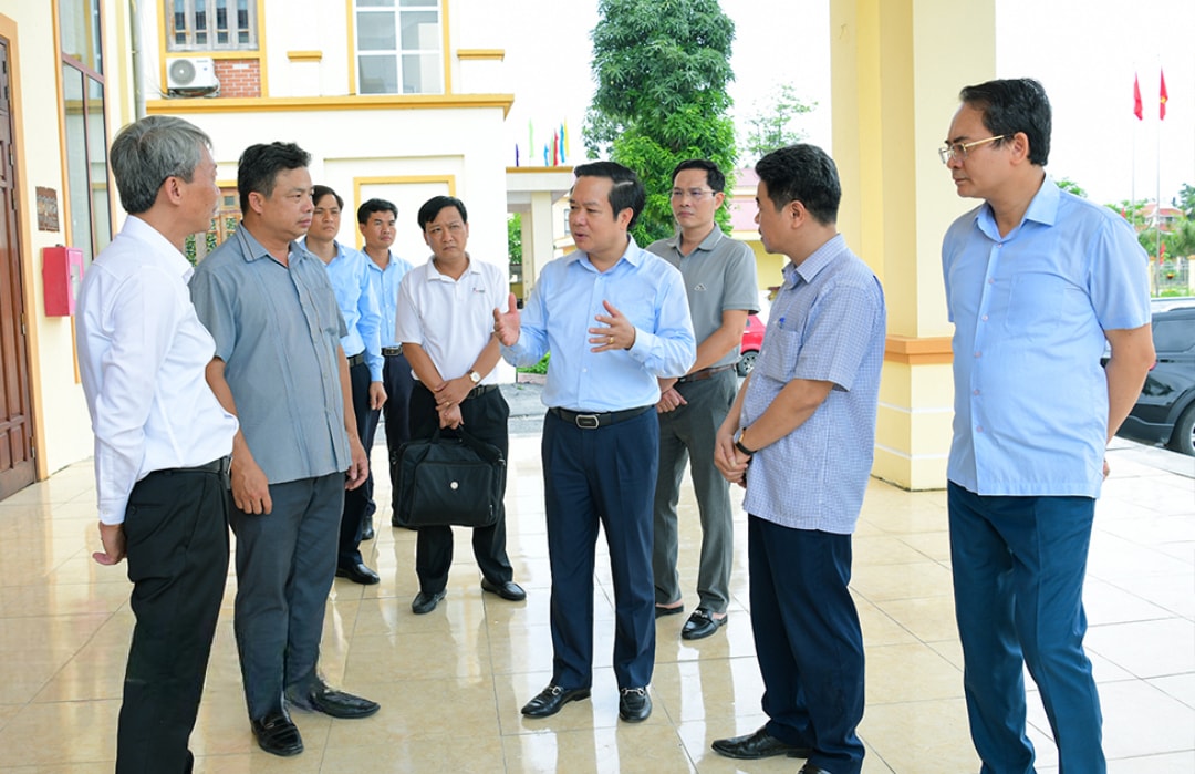 Đồng chí Chủ tịch UBND tỉnh Phạm Quang Ngọc kiểm tra thực tế công tác chuẩn bị của xã Đại Hoàng (1)