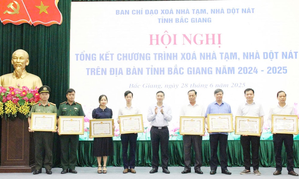 Đồng chí Nguyễn Việt Oanh tặng Bằng khen cho các tập thể có thành tích xuất sắc trong triển khai thực hiện Chương trình xóa nhà tạm, nhà dột nát trên địa bàn tỉnh