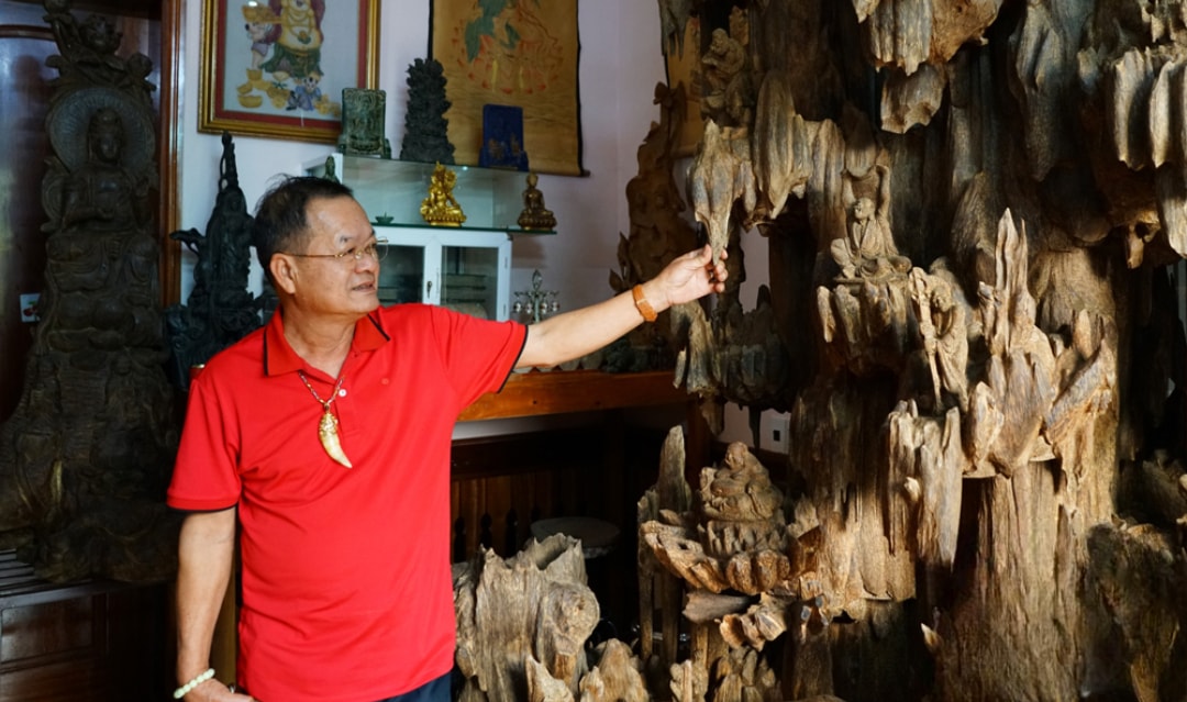 Ngoài kinh doanh cây cảnh, ông Nguyễn Văn Học còn dày công sưu tập nhiều loại gỗ quý (1)