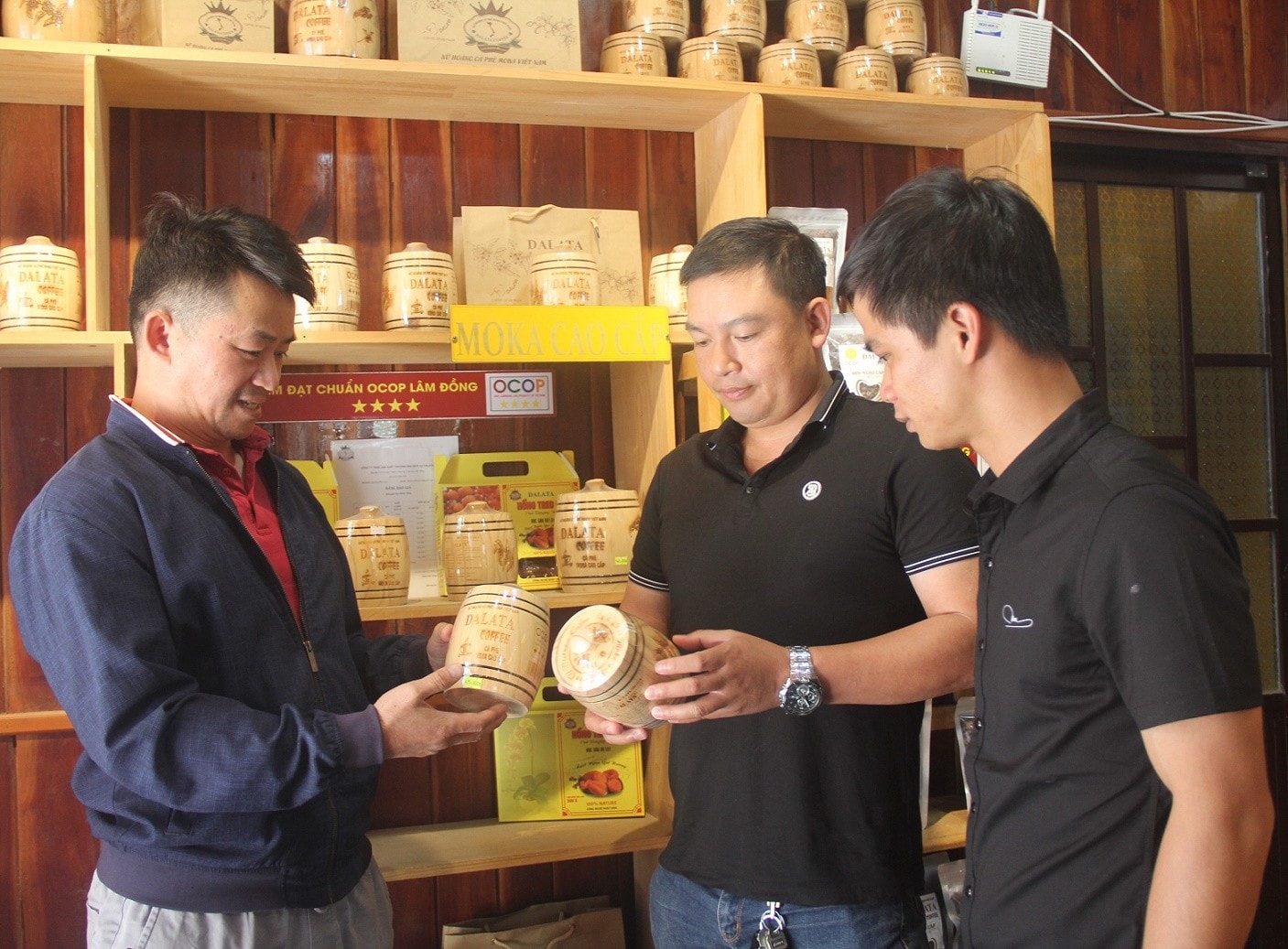 Ông Đỗ Văn Ẩn (bên trái) giới thiệu sản phẩm cà phê Moka của công ty đến người tiêu dùng