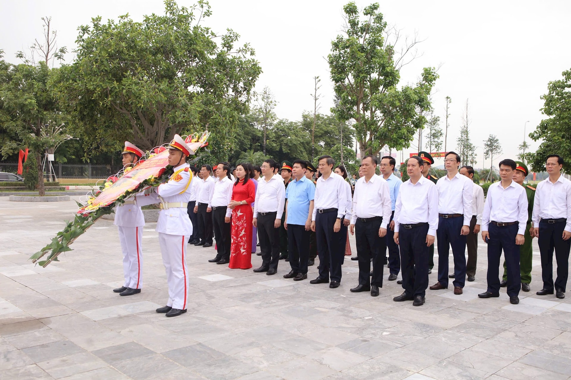 Đoàn đại biểu dâng hương tại Đài Tưởng niệm liệt sĩ của tỉnh Ninh Bình