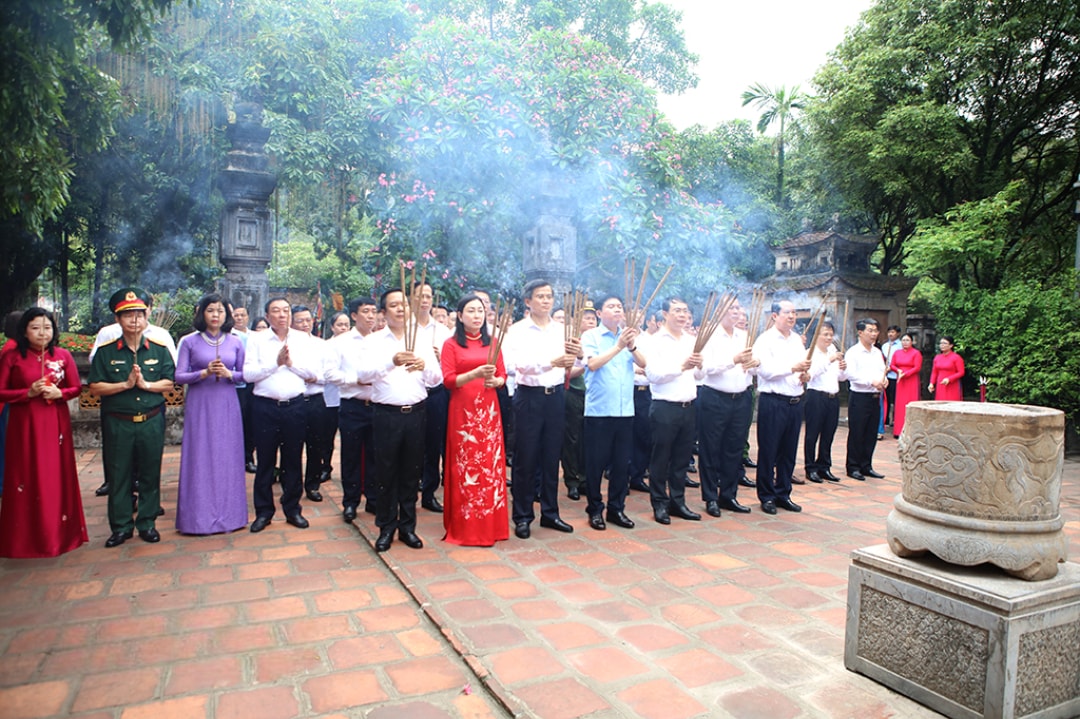 Đoàn đại biểu dâng hương tại Đền thờ Vua Lê Đại Hành