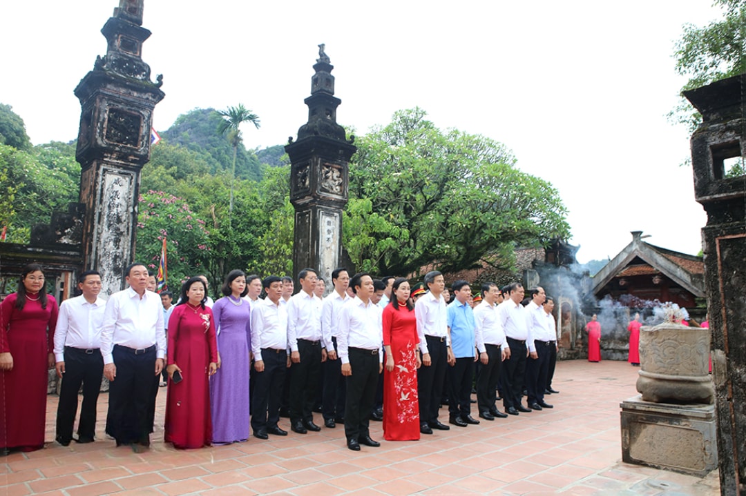 Đoàn đại biểu lãnh đạo Tỉnh uỷ, HĐND, UBND, Uỷ ban MTTQ Việt Nam tỉnh Ninh Bình, Hà Nam, Nam Định dâng hương tại Đền thờ Vua Đinh Tiên Hoàng