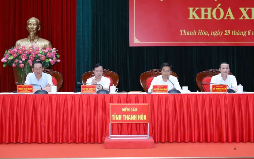 Bí thư Tỉnh ủy Nguyễn Doãn Anh và các đồng chí Phó Bí thư Tỉnh ủy chủ trì hội nghị (1)