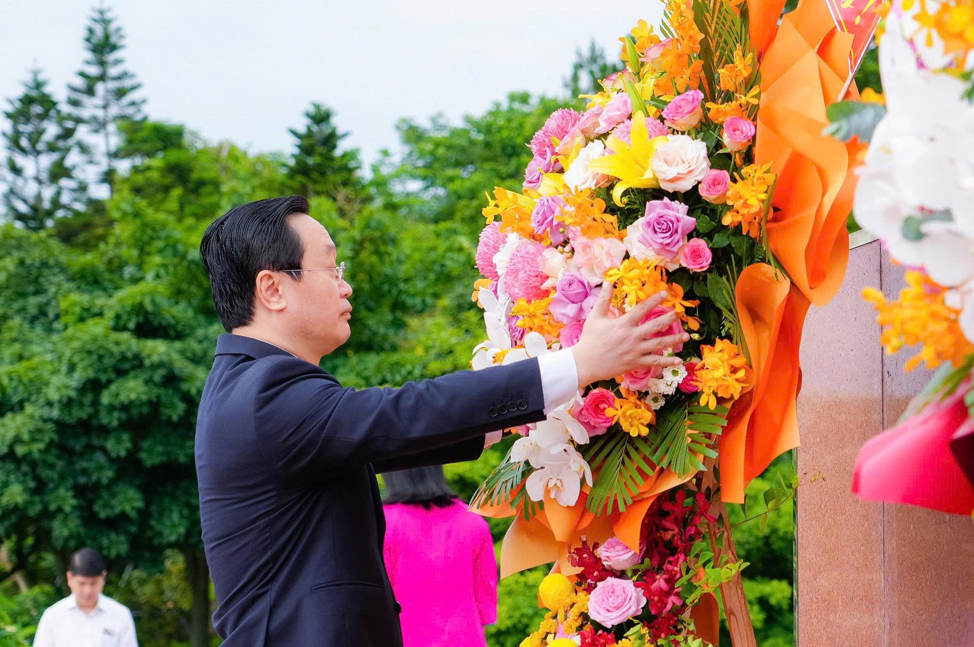 Bí Thư Tỉnh ủy Nguyễn Đức Trung dâng hoa lên Tượng đài Bác Hồ