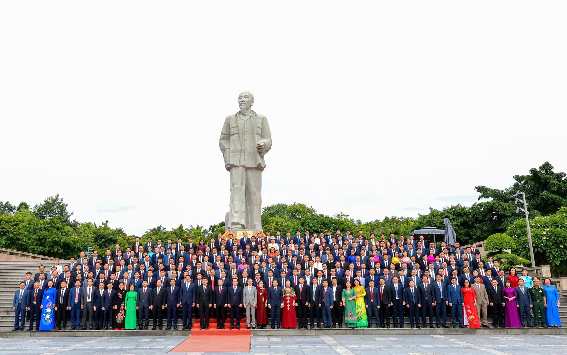 Các đại biểu chụp ảnh lưu niệm trước Tượng đài Bác, tại Quảng trường Hồ Chí Minh