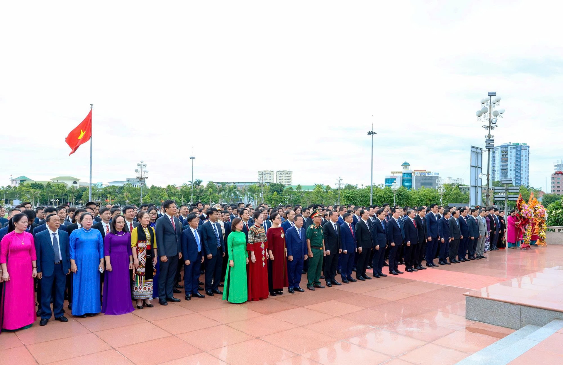 Các đại biểu làm lễ dâng hoa tại Quảng trường Hồ Chí Minh
