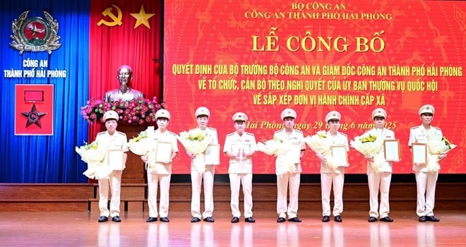 Đại tá Bùi Quang Bình, Giám đốc Công an thành phố Hải Phòng trao các quyết định cho 7 Phó Giám đốc Công an thành phố