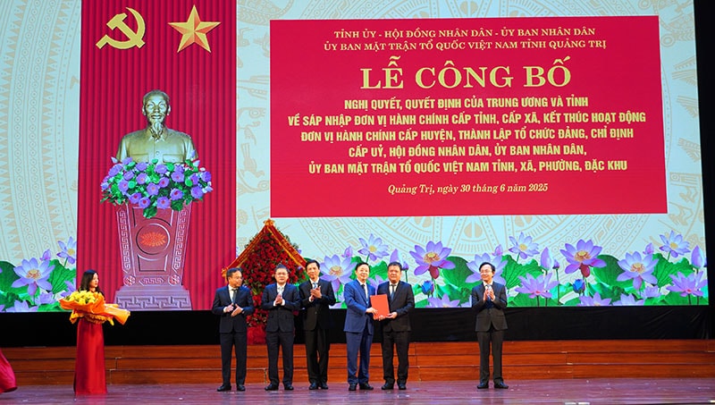 Đồng chí Phó Thủ tướng Chính phủ Trần Hồng Hà trao quyết định của Thủ tướng Chính phủ về chỉ định Chủ tịch, Phó Chủ tịch UBND tỉnh