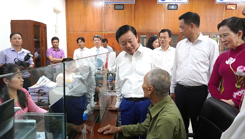 Đồng chí Phó Thủ tướng Chính phủ Trần Hồng Hà và đoàn công tác Trung ương đến thăm phường Đồng Hới