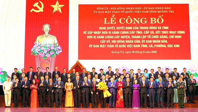 Đồng chí Phó Thủ tướng Trần Hồng Hà tặng hoa chúc mừng Ban Chấp hành Đảng bộ tỉnh Quảng Trị mới