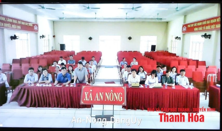 Lãnh đạo tại điểm cầu xã An Nông báo cáo về công tác chuẩn bị hoạt động chính quyền địa phương