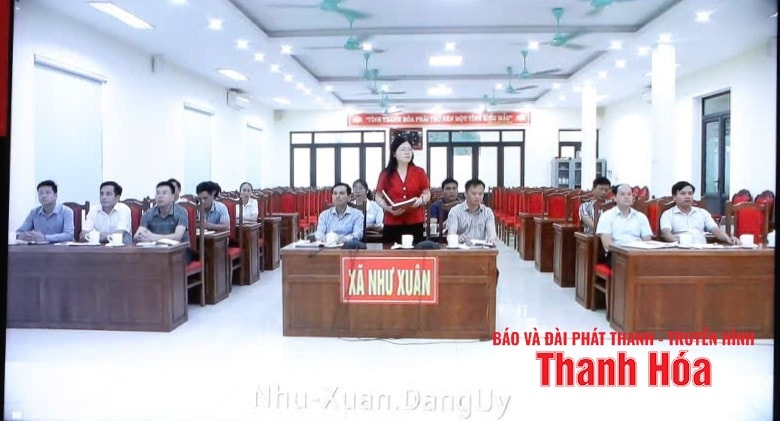 Lãnh đạo tại điểm cầu xã Như Xuân báo cáo về công tác chuẩn bị hoạt động chính quyền địa phương