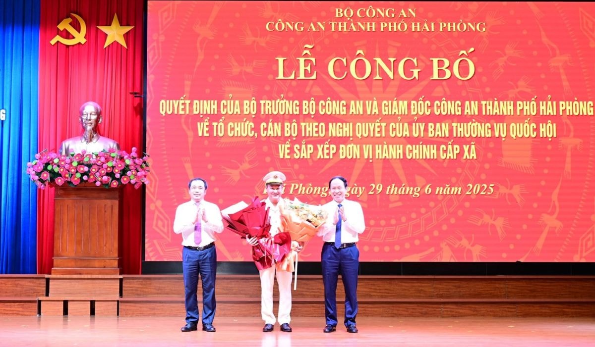 Lãnh đạo Thành ủy Hải Phòng và Tỉnh ủy Hải Dương tặng hoa chúc mừng Đại tá Bùi Quang Bình, Giám đốc Công an thành phố Hải Phòng