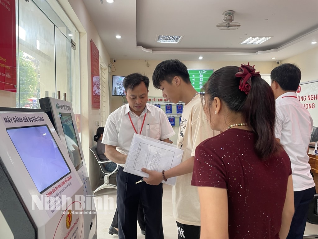 Cán bộ tận tình hướng dẫn người dân