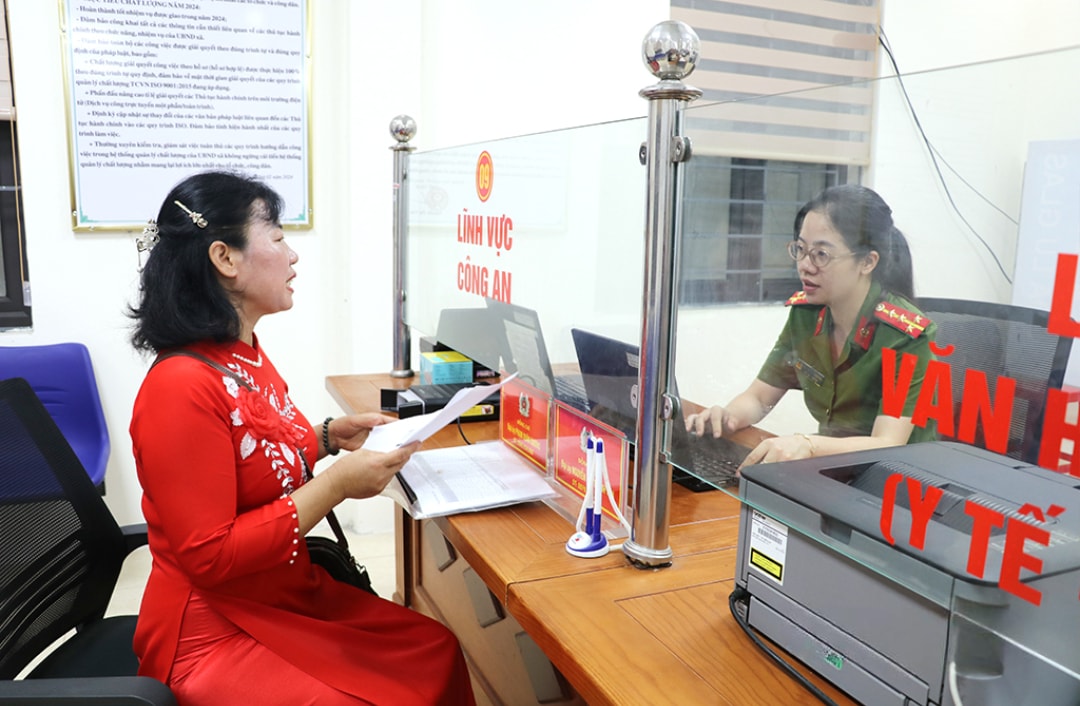 Người dân đến làm thủ tục hành chính tại Trung tâm phục vụ hành chính công phường Tây Hoa Lư (1)
