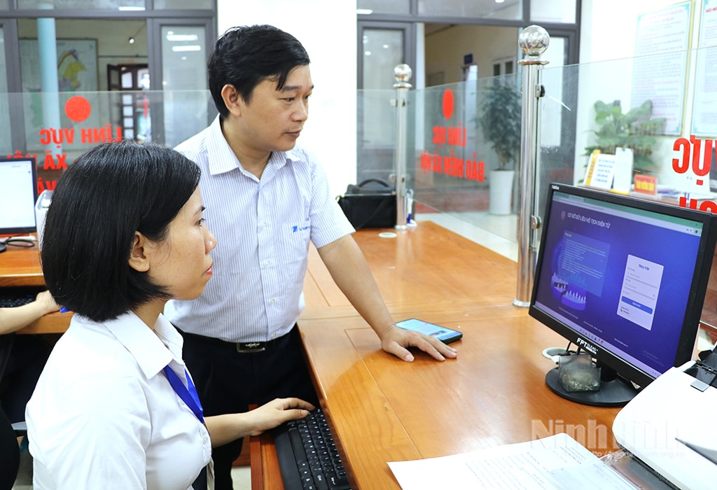 rong những ngày đầu hoạt động cán bộ VNPT sẽ trực tiếp hỗ trợ tại các Trung tâm phục vụ hành chính công, đảm bảo mọi hoạt động diễn ra thông suốt