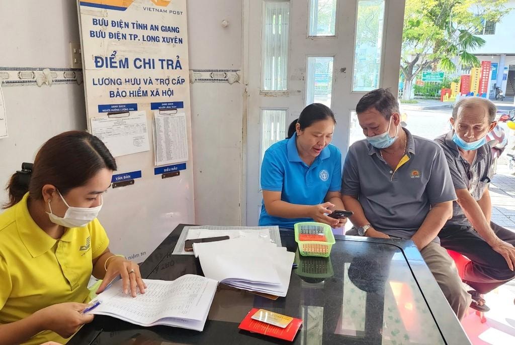 trả lương hưu sợ đóng thuế