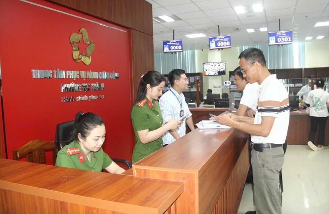 Công an phường Hạc Thành hướng dẫn công dân nộp hồ sơ trực tuyến trong ngày đầu thực hiện mô hình chính quyền địa phương 2 cấp