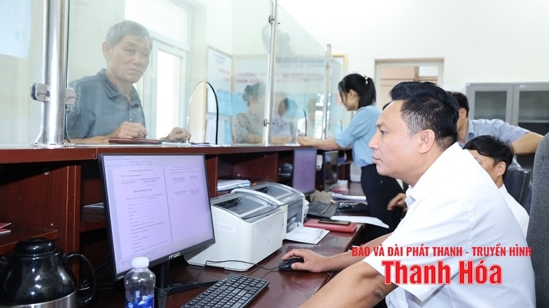 Công chức Trung tâm Phục vụ hành chính công xã Nga An giải quyết thủ tục hành chính cho người dân trong ngày đầu tiên tháng 7