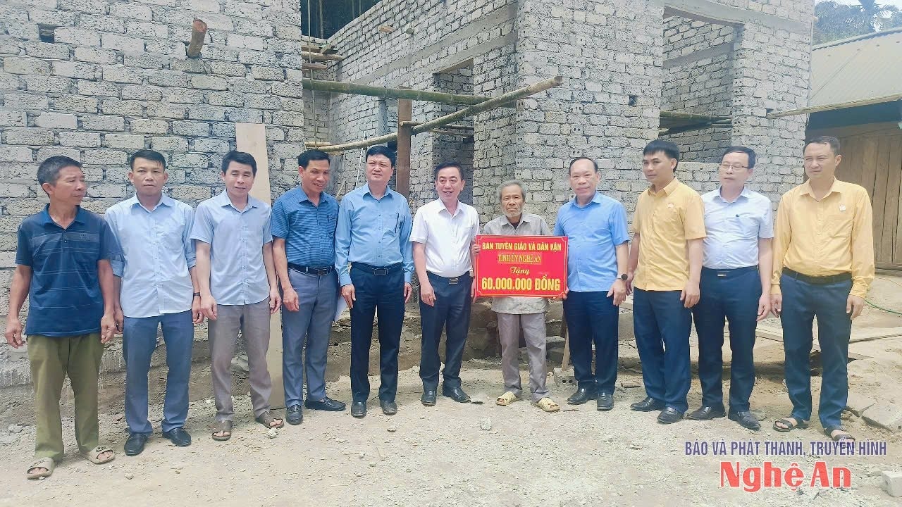 Ban Tuyên giáo và Dân vận Tỉnh ủy Nghệ An trao tặng 60 triệu đồng hỗ trợ gia đình khó khăn tại xã Châu Hồng