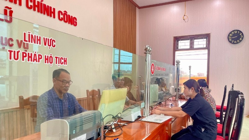 Trung tâm phục vụ hành chính công xã Tiên Lữ, tỉnh Hưng Yên phục vụ nhân dân đến làm thủ tục hành chính