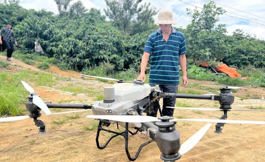 Anh Hoàng Văn Đạt bên chiếc Drone nông nghiệp có giá 360 triệu đồng