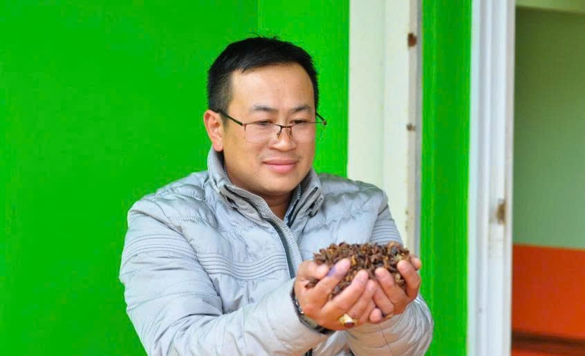 Anh Nguyễn Song Vũ tận dụng vỏ cà phê chế biến thành trà cao cấp