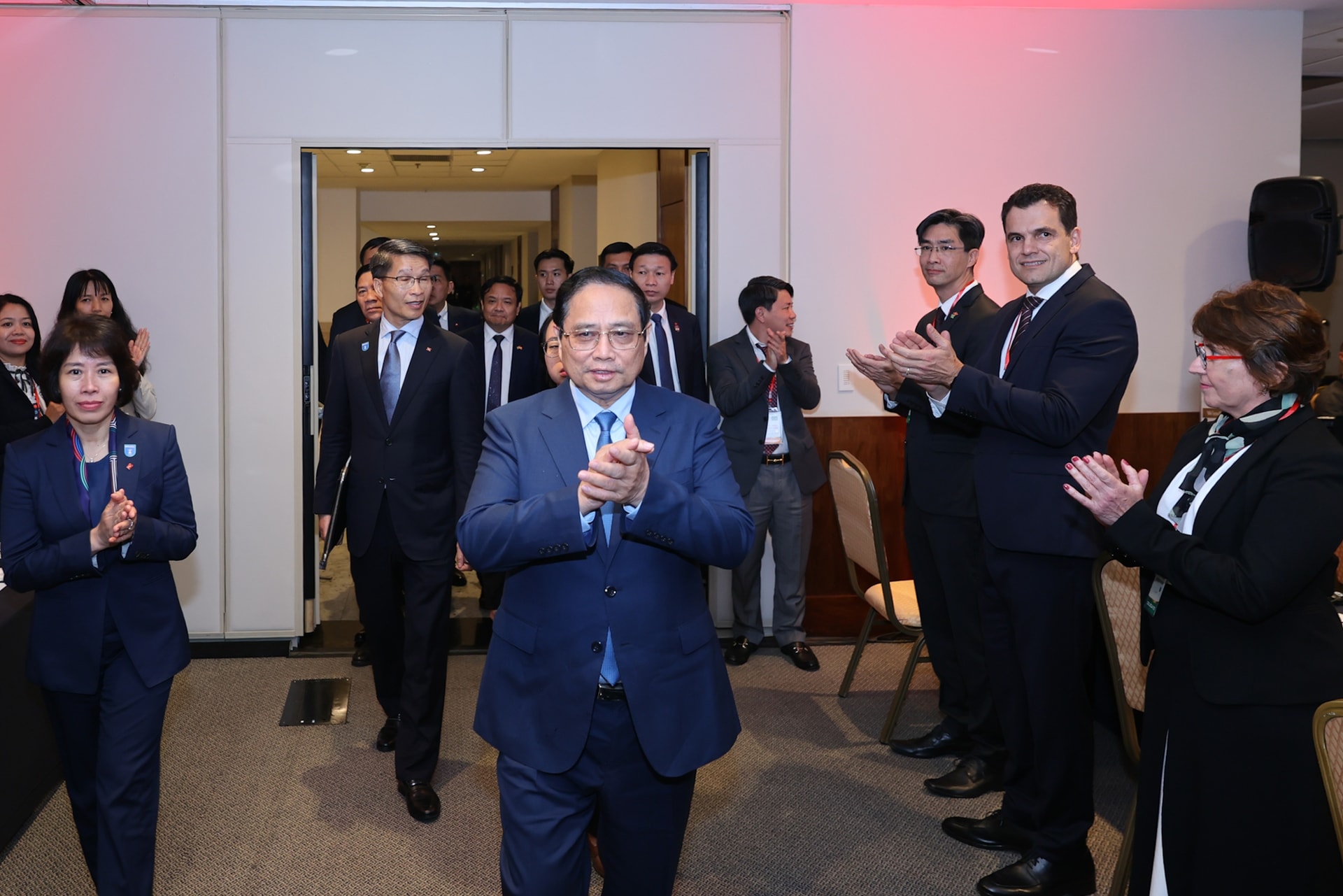 Thủ tướng kêu gọi doanh nghiệp Việt Nam – Brazil hiện thực hóa hàng loạt định hướng mới trong hợp tác kinh tế- Ảnh 1. Thủ tướng kêu gọi doanh nghiệp Việt Nam – Brazil hiện thực hóa hàng loạt định hướng mới trong hợp tác kinh tế- Ảnh 1.