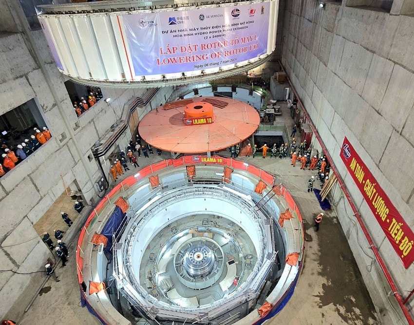EVN hạ đặt thành công Rotor tổ máy số 1