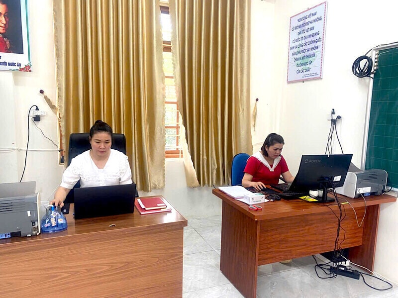 Cán bộ, công chức xã Quan Sơn mượn tạm trụ sở Trường Tiểu học và Trung học cơ sở Quan Sơn