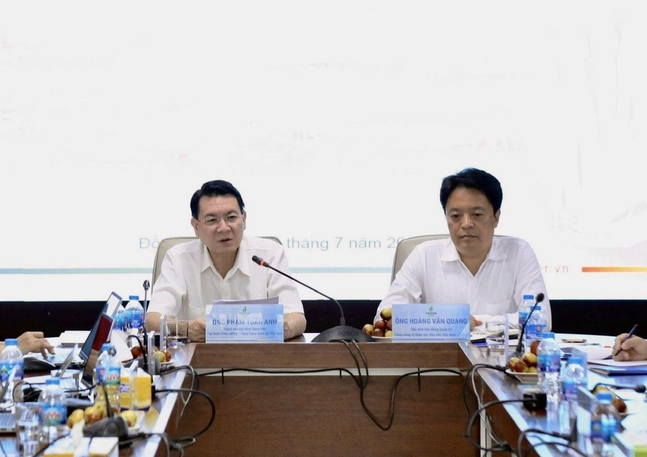 Ông Phạm Tuấn Anh - Thành viên HĐTV Petrovietnam biểu dương những nỗ lực của PV Power để đưa Dự án Nhơn Trạch 3 và 4 hoàn thành được nhiều mốc tiến độ quan trọng.