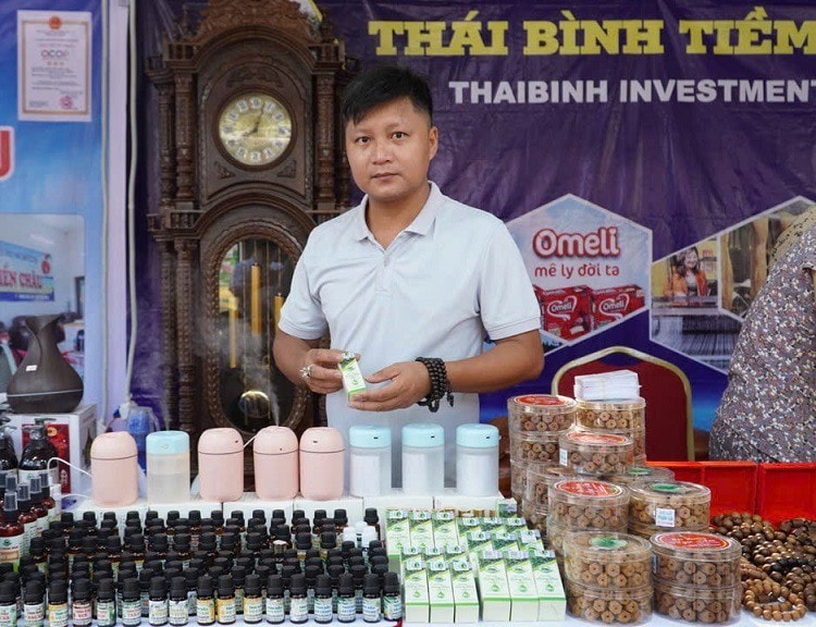 Anh Thắng bên sản phẩm của mình được sản xuất từ cây hương thảo