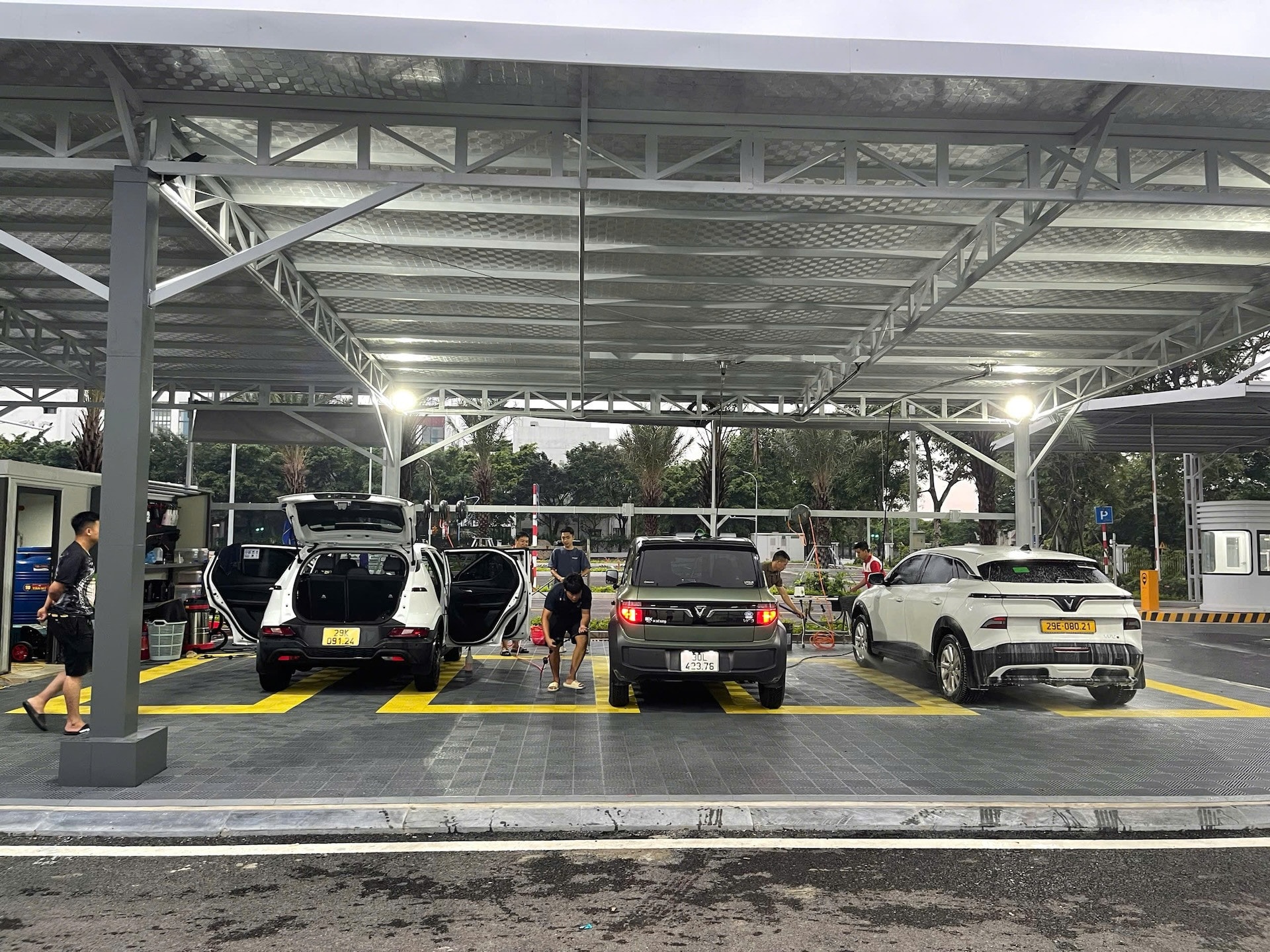 Chủ xe VinFast đến sạc có thể tranh thủ rửa xe và sử dụng nhiều dịch vụ khác