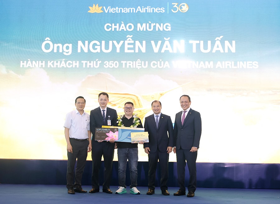 Tặng quà chúc mừng hành khách thứ 350 triệu