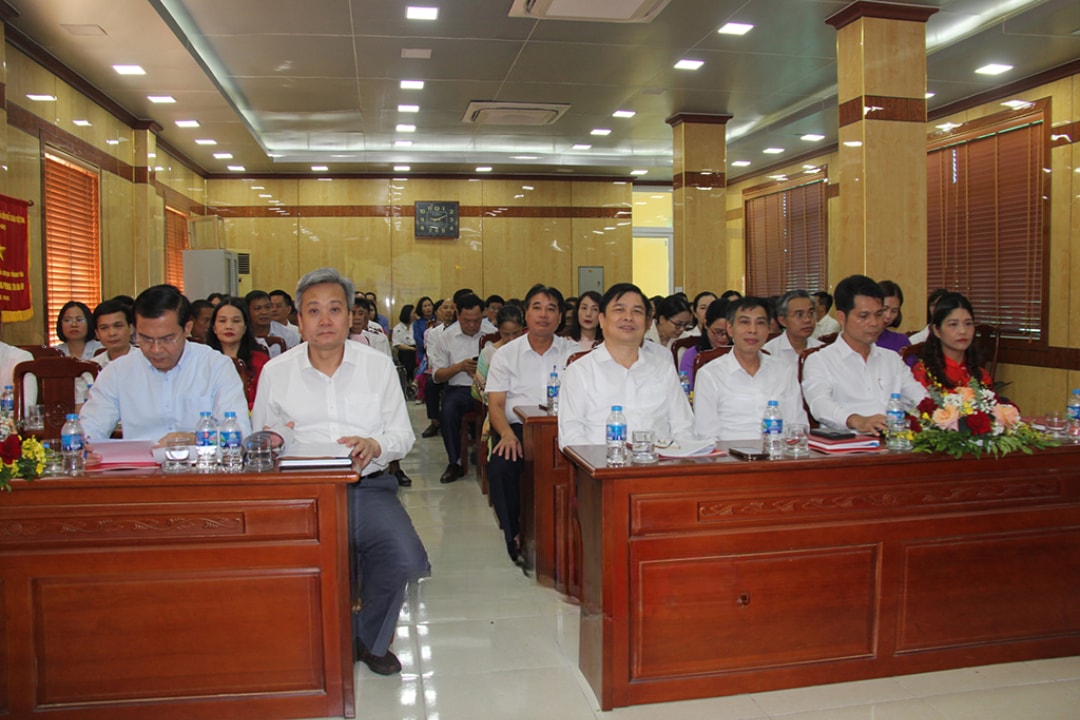 Các đại biểu dự hội nghị (1)